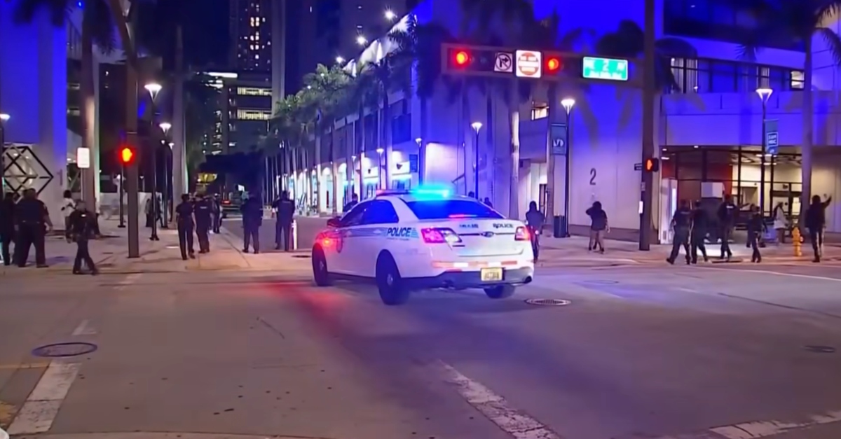 Miami cops laugh off alien rumors in local mall