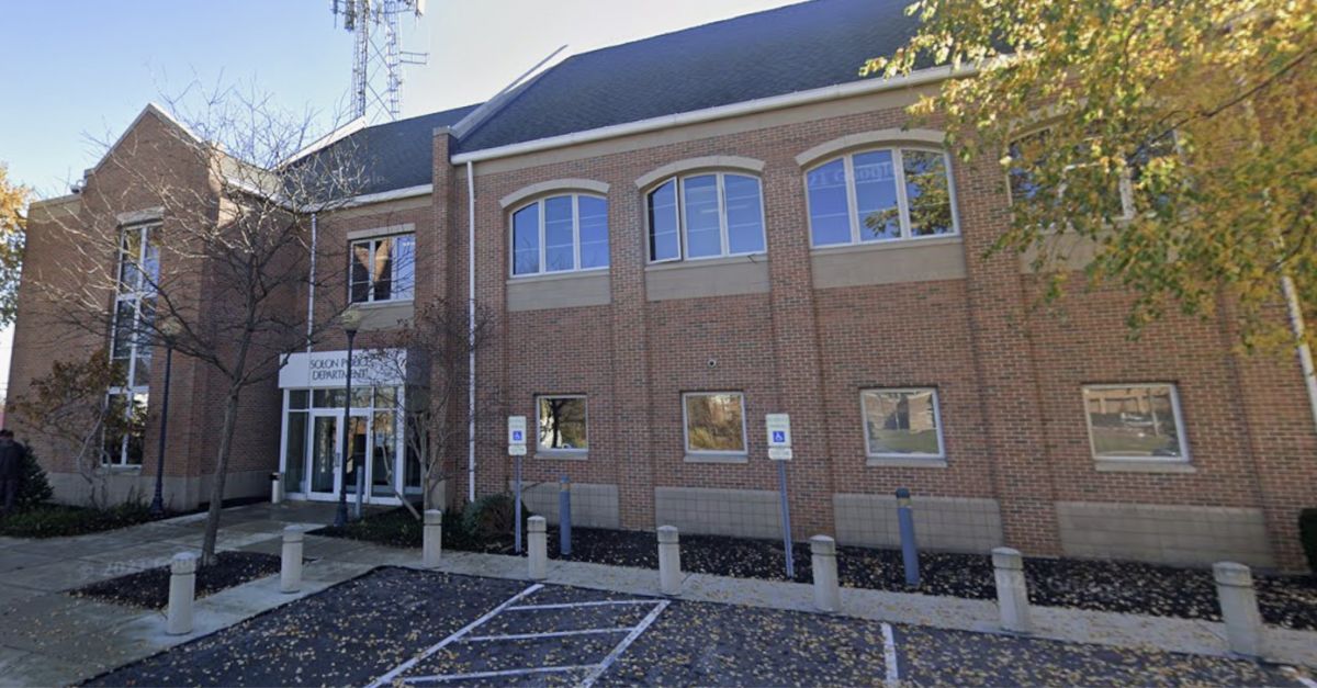 Mom of 3 arrested for menacing brought kids to police station, dad was drunk when he came to pick them up: Cops